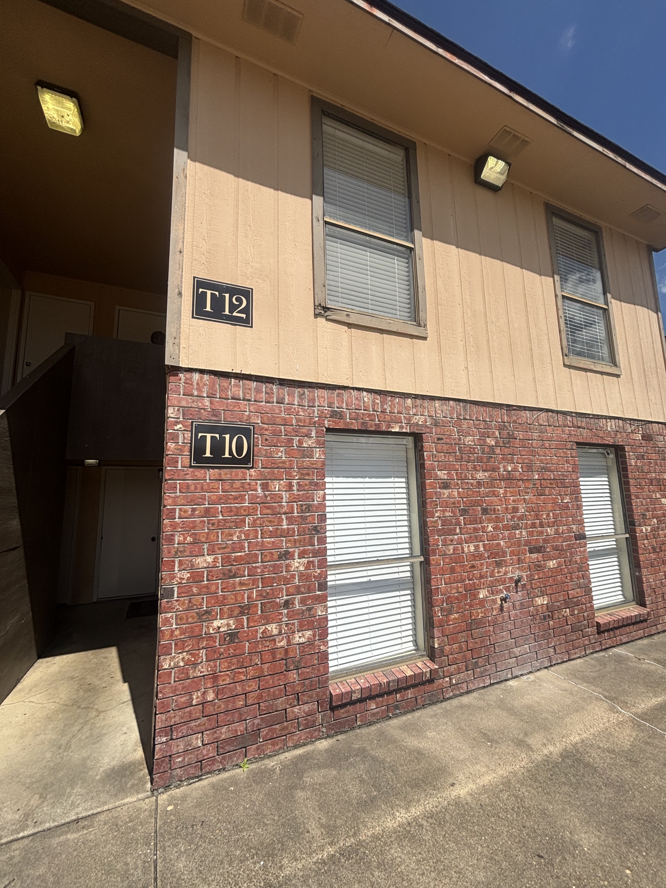 240 Clarence Ave, Bldg T - Apt 12