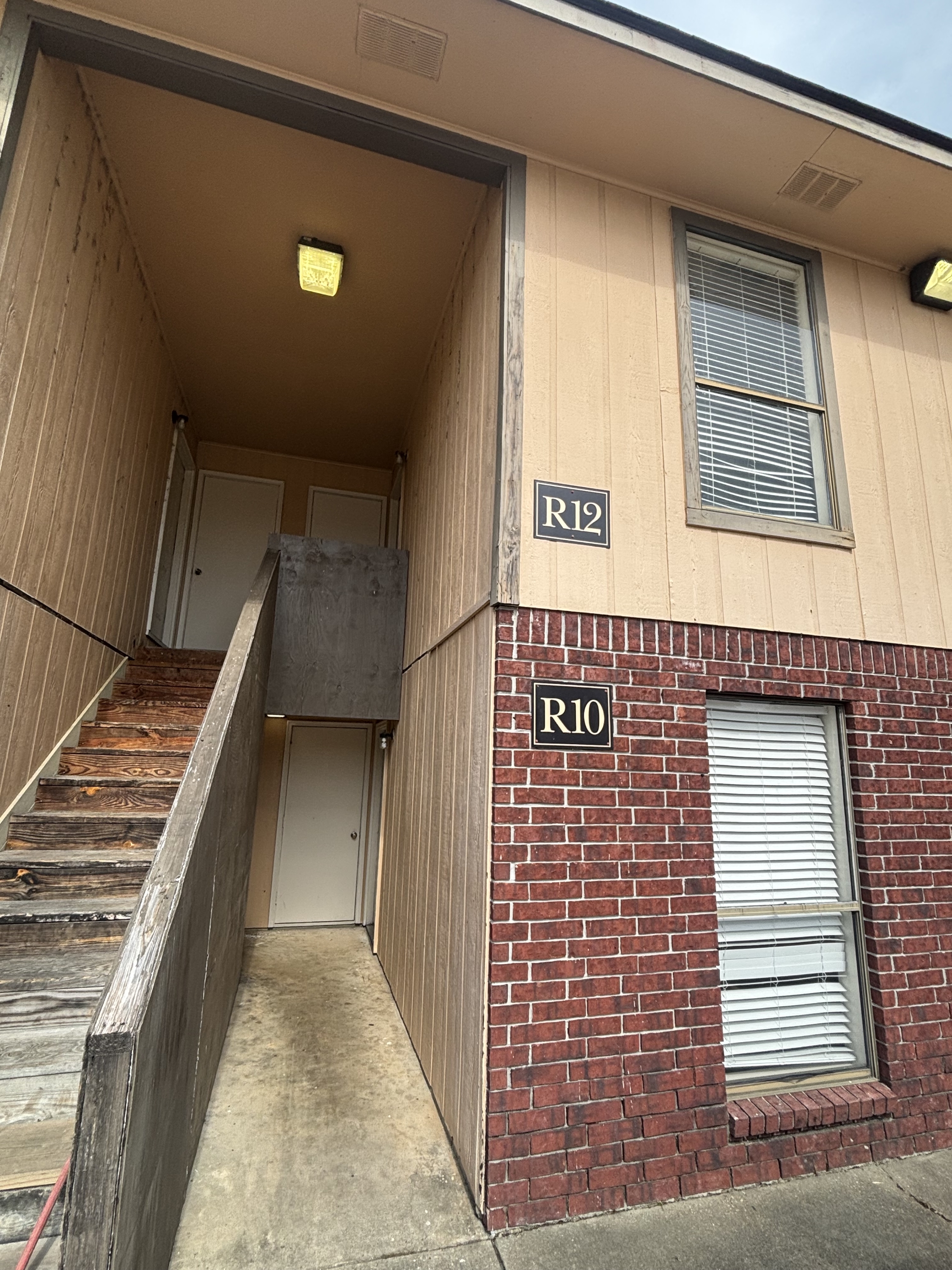 240 Clarence Ave, Bldg R - Apt 12