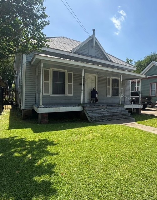 702 NE Evangeline Thruway